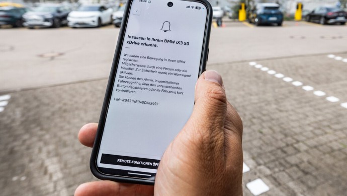 Die Warnsysteme, hier das von BMW, können dem Autonutzer auch über das Smartphone vor einem im Fahrzeug zurückgelassenen Kind warnen
