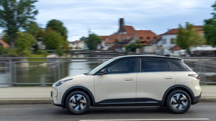 Geely bietet auf das Auto insgesamt und auf den Akku jeweils 8 Jahre bis 200.000 Kilometer