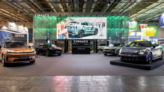 Lynk & Co präsentiert auf dem Pariser Autosalon seine aktuelle Modellpalette