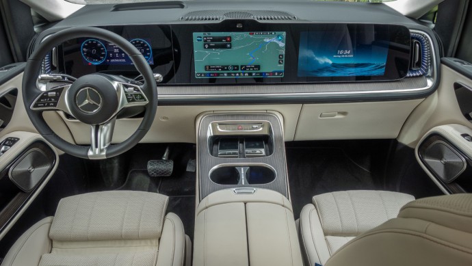 Foto des gesamten Cockpits des Mercedes VLE 300 electric