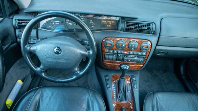 Gesamtcockpit von oben durchs Schiebedach des Opel Omega B fotografiert