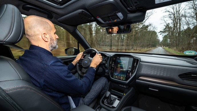 Aufnahme von innen nach außen mit Fahrer und gesamten Cockpit