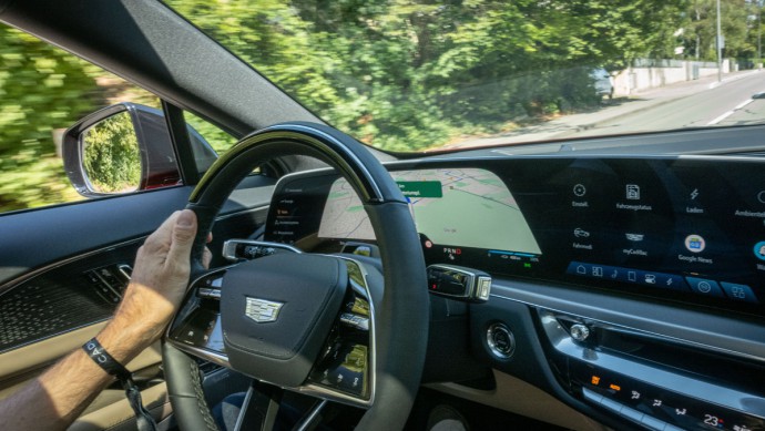 Innenaufnahme vom Cockpit während der Fahrt im Cadillac Lyriq