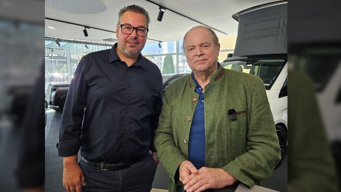 Tobias Wolf, Geschäftsführer von C5 (li) und Hornung-Geschäftsführer Robert Seidel erläuterten vor Ort Prof. Hannes Brachat das innovative Hornung-Entlohnungskonzept.