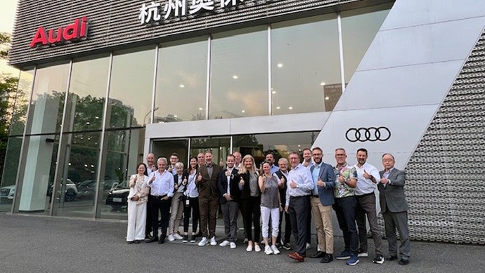 AUTOHAUS-Reisegruppe vor dem Audi Terminal Hangzhou