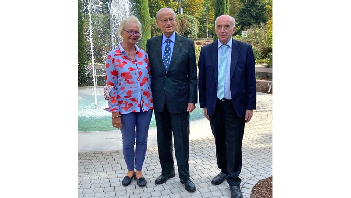 Das überzeugt auch den ehemaligen VW-Vorstandsvorsitzenden Prof. Dr. Carl Horst Hahn bei seinem Besuch anlässlich 60 Jahre Autohaus Gehlert. Er hielt dort im Oktober 2021 mit 94 Jahren die Festansprache.