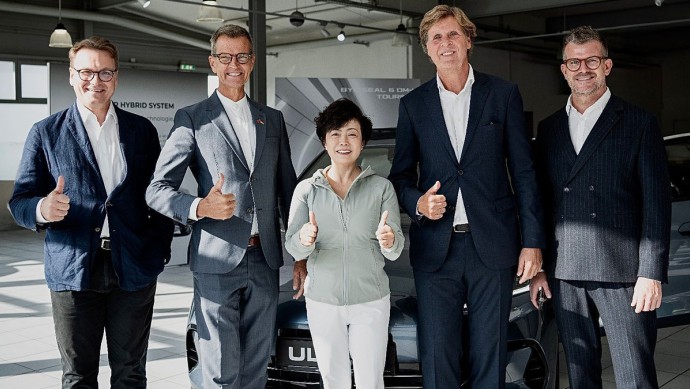 Lars Bialkowski (Country Manager BYD Deutschland), Düsseldorfs Bürgermeister Josef Hinkel, BYD-Vizepräsidentin Stella Li, Klaus Gutberlet (geschäftsführender Gesellschafter Autohaus Ulmen) und Ulmen-Verkaufsleiter Peter Rath