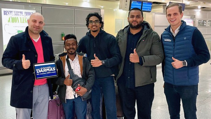 Christian Simon (l.), Geschäftsführer von Automobile Darmas, und Fritz Tiemeyer (r.), Bereichsleiter Personal, Marketing und Business Development, nahmen die drei Mechatroniker aus Sri Lanka am Flughafen in Empfang.