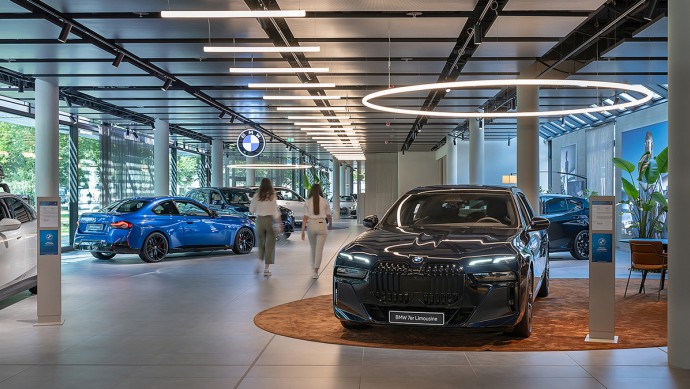 BMW Niederlassung München - Retail.Next und Lichtkonzept BMW Niederlassung München mit Retail.Next-Gestaltung