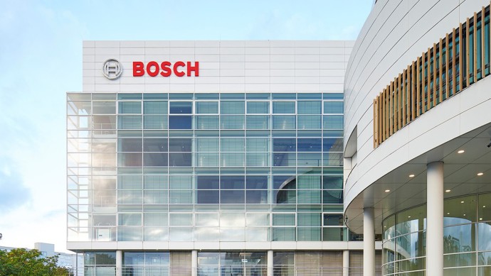 Die umsatzstärksten Automobilzulieferer 2023 - Top 20 Bosch-Logo an einer Gebäudefassade