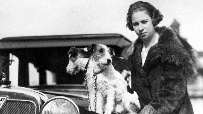 Die Tochter des Industriellen Hugo Stinnes sen. und Rennfahrerin Clärenore Söderström-Stinnes im Jahr 1927. In den Jahren 1927/28 umrundete sie als erste mit dem Auto, Marke "Adler", die Welt. Sie wurde begleitet von dem Kameramann Axel Söderström. (Aufna