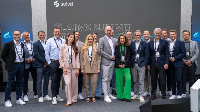 Claims Summit Europe 2025 - Impressionen V.l.: Simon Dufour, Andreas Bleschkowski, Roy Heiderich, Jörg Hänsel, Bea Breuer, Marc Alagna, Alexandra Schnaubelt, Eva Topüth-Heymer, Andreas Decker, Manuel Kolrep, Anne-Sophie Grouchka (CEO Solvd Group), Norbert Dohmen, Sebastian Links, Christian Wurm
