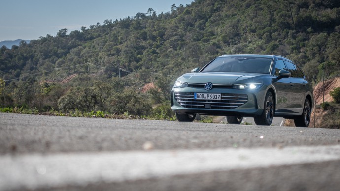 Beliebteste Gebrauchtwagen 2025 - Top 10 Grüner VW Passat 2.0 TDI von vorn am Berg fotografiert
