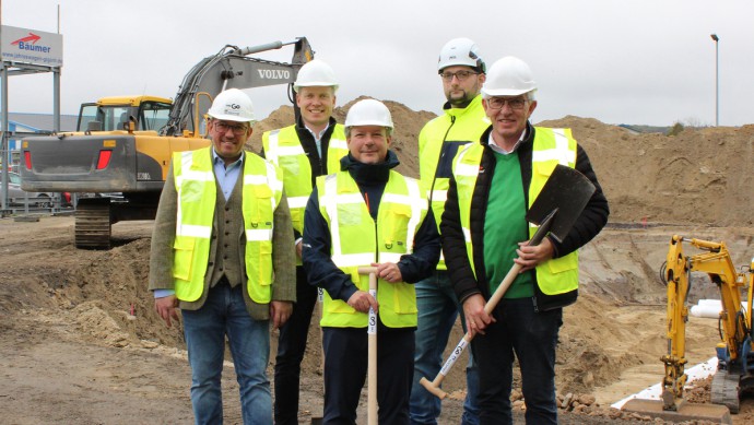 Dr. Marc Schrameyer (Bürgermeister Stadt Ibbenbüren), Franz Bäumer (Autohaus Bäumer GmbH), Simon Stein (Geschäftsführer EWE Go HOCHTIEF Ladepartner GmbH & Co. KG), Tobias Solf (Bauleiter EWE Go HOCHTIEF Ladepartner Einrichtungs-ARGE GbR), Thomas Bäumer (A