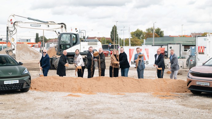 Spatenstich des neuen Mobilitätszentrums Nürnberg. Von links nach rechts:
Urs Klipfel (Geschäftsführender Gesellschafter PROFUND Bau-Projekt GmbH & Co. KG), Jürgen Papadopoulos (Geschäftsführer Papadopoulos Associates GmbH), Vanessa Graf (Forderungsmanag