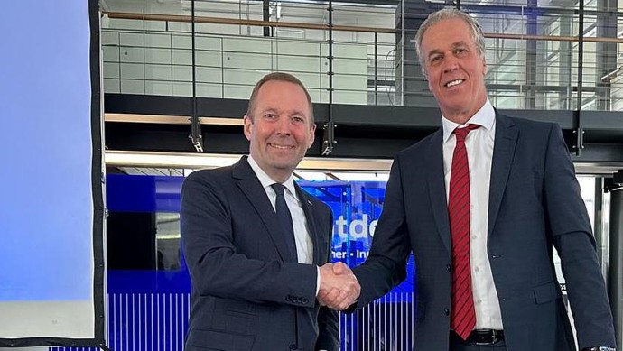 Handshake zwischen Jurrie Scholtens (Van Mossel Automotive Group; re) und Philip Pfohe (Hugo Pfohe)