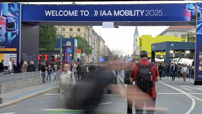 Passanten gehen an dem Schriftzug «Welcome to IAA Mobility 2025» in der Altstadt im Rahmen des Open Space der internationalen Automesse IAA Mobility vorbei. Die IAA Mobility 2025 findet vom 09.-14.09.2025 in München statt.

