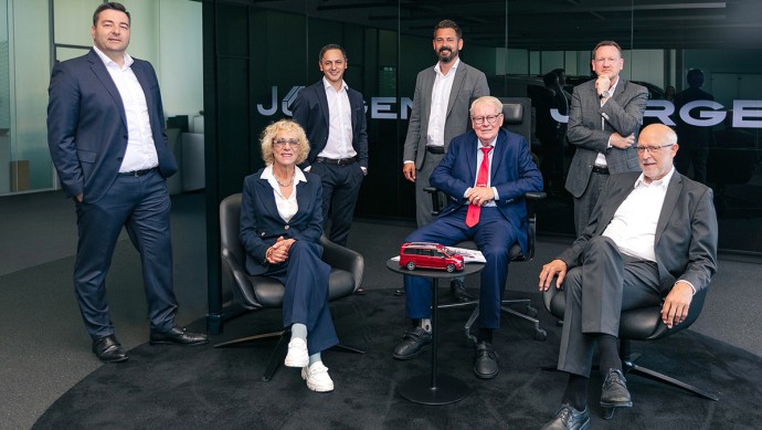 v.l. stehend: Die Geschäftsführung der Jürgens Gruppe. Tino Schneider, Mentor Hajdari, Daniel Junker und Frank Döhring (Vorsitzender der Geschäftsführung). v.l. sitzend: Die Inhaber Frau Dr. Claudia Fular-Jürgens und Herr Jürgen Jürgens, gemeinsam mit dem