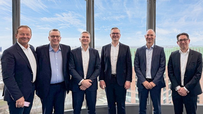 Zusammenkunft zur Vertragsunterzeichnung (v.l.): Georg Abel, Vertriebsdirektor Mercedes Benz AG, Stefan Jansen, Martijn Storm und Benjamin Kaiser, Vorstand LUEG, Patrick Schwarz, Rechtsabteilung Mercedes Benz AG, Benjamin Rothacker, M&A Mercedes-Benz AG 