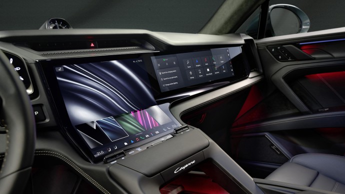 Herzstück ist das sogenannte „Flow Display“, ein gebogenes OLED-Panel, das fließend in die Mittelkonsole integriert ist.