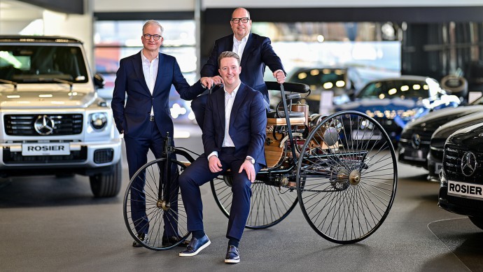 Geschäftsleitung: Heinrich Rosier (o. re.), Geschäftsführender Gesellschafter, Paul Rosier (Mi.), Direktor Organisation und Marc Heinen (li.), Geschäftsführer (alle ROSIER-Gruppe) mit dem Benz Patent-Motorwagen Nr. 1 (Replik)