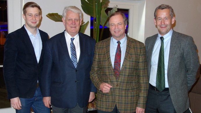 So traten die Schiraks zu automobilen Anlässen immer wieder auf. Drei Generationen unter einem Dach. Welche Seltenheit! Hier nach einem Treffen in St. Pölten. Sohn Werner Schirak (re.), Prof. Hannes Brachat, Komm.-Rat Ing. Josef Schirak und Enkel Florian.