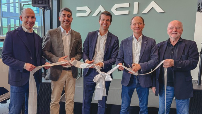 V.l.n.r.: Carlo Hartung und Cetin Erdogan (Geschäftsführer Autohaus von der Weppen), Thilo Schmidt (Managing Director  Dacia Deutschland), Jan von der Weppen sowie Klaus von der Weppen (Geschäftsführer Autohaus von der Weppen)
