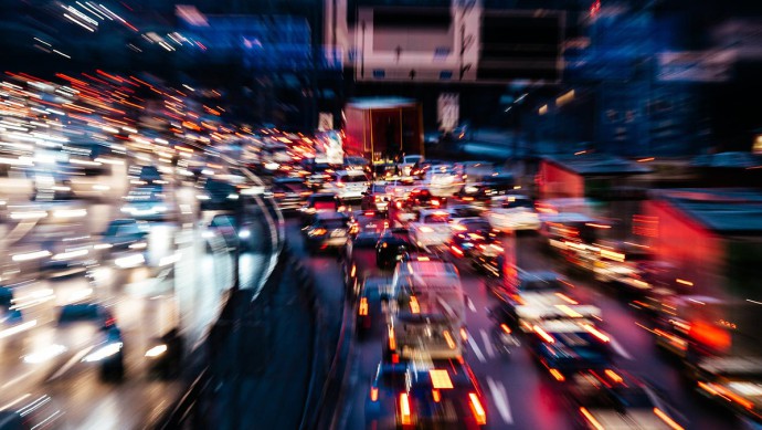 Fahrzeuge stauen sich auf der Berliner Stadtautobahn A100