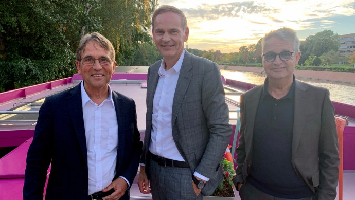 Auf dem Medienschiff: AUTOHAUS-Autor Weßner mit Topmanager Blume und Journalist Steingart