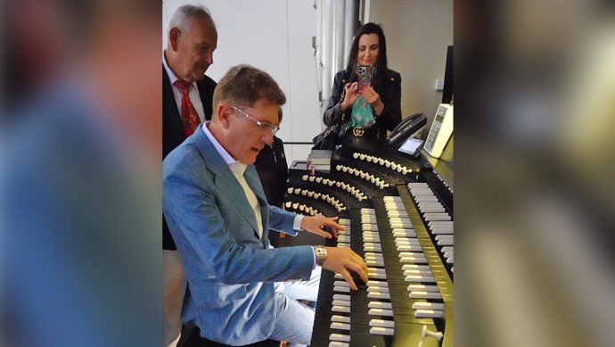 Autohändler Wilfried Wilhelm Anclam an der fünfmanualigen Orgel im Würzburger Dom