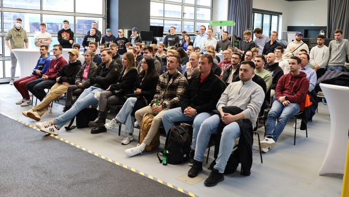 Studierende der Hochschule für Wirtschaft und Umwelt (HfWU) in der Zukunftswerkstatt 4.0 in Esslingen