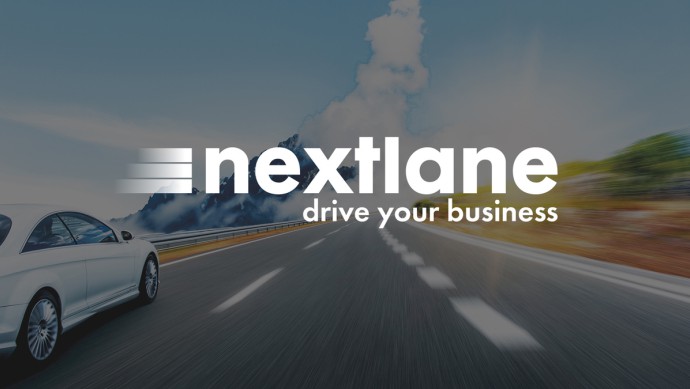 Nextlane Slogan Drive your Business mit einem Auto auf der Straße