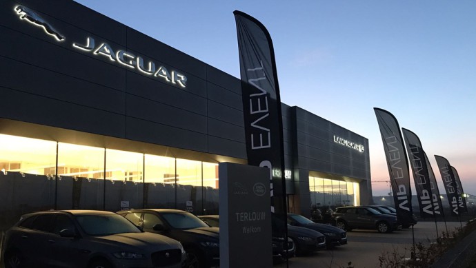 Jaguar Land Rover Autohaus nachts mit VIP Event Flaggen