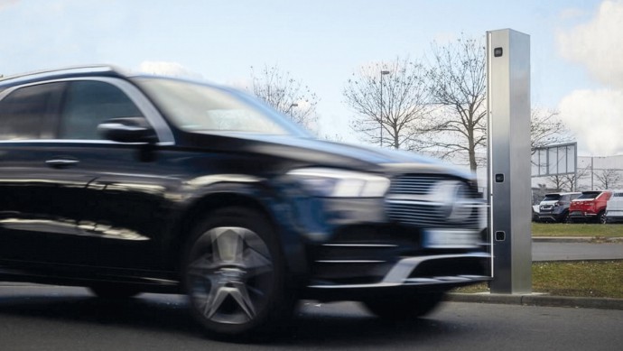 Fahrzeug fährt am autosecure Scanner vorbei auf ein Autohaus-Gelände