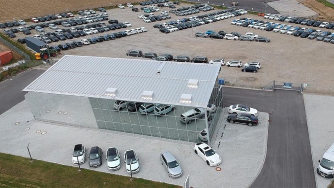 Firmensitz von Bayerwald-Leasing mit Hauptgebäude und Gebrauchwagen-Parkplatz