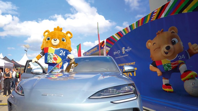 BYD Modell auf der UEFA EURO 2024 mit Maskottchen