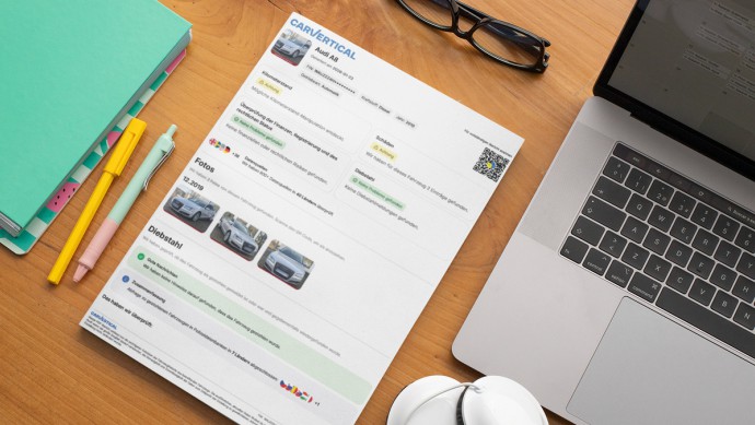Ausgedruckter carVertical Bericht auf einem Schreibtisch