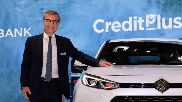 Amir Djourabtchi, CEO der Creditplus Bank, auf der IAA Mobility mit einem Suzuki