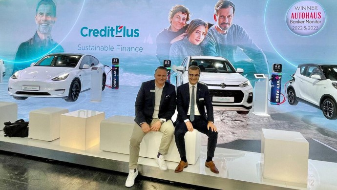 Marco Christ, Chief Officer Retail Finance & Partnerbanking bei Creditplus, mit Amir Djourabtchi, CEO der Creditplus Bank, auf dem IAA-Messestand