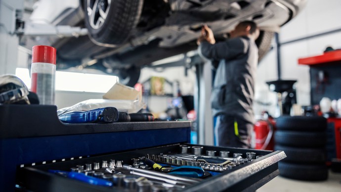 Autowerkstatt mit Werkzeug