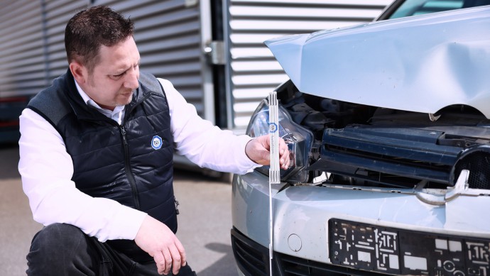 TÜV SÜD Sachverständiger begutachtet einen Fahrzeugschaden