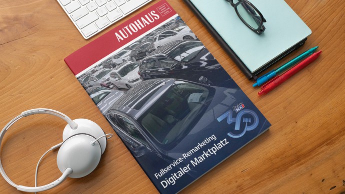 Printheft des AUTOHAUS Forum BCA auf einem Schreibtisch
