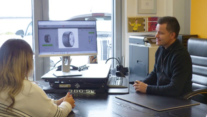 Johannes Könninger berät eine Kundin zum Reifenkauf