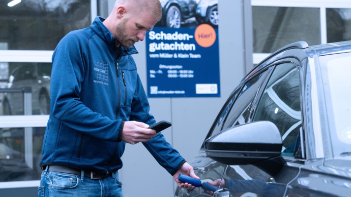 Ein TÜV SÜD Sachverständiger ermittelt die Lackschichtdicke