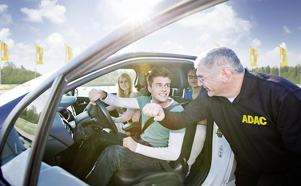 Fahrsicherheit: Trainings bei jungen Fahrern immer beliebter Fahr-Training