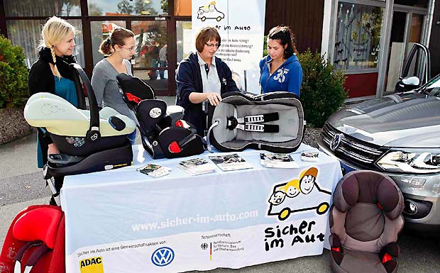 ADAC-Bilanz 2012: Schärfung des "7. Sinns" im Verkehr mit 1,2 Millionen Menschen Kinder
