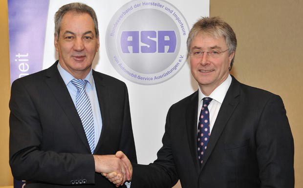 Klaus Burger gratuliert Harald Hahn ASA