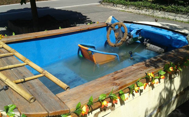GW-Wahnsinn: Polizei stoppt fahrenden Swimmingpool