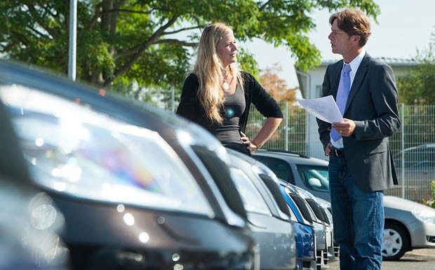 DAT-Report 2014: Mehr Deutsche kaufen sich erstmals ein Auto