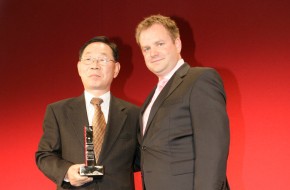 Auszeichnung: Hyundai-Kia Gruppe ist „Autohersteller des Jahres“ Nam-Yong Kim_Chas Hallet_Kia_Hyundai